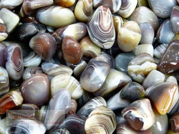 Preview: Achat grau gebändert,  Trommelstein, Botswana, ca. 1,5 bis 2,8cm Größe